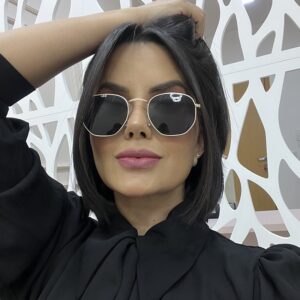 995875_oculos-de-sol-kessy-hexagonal-preto-dourado_m6_637822713929475877