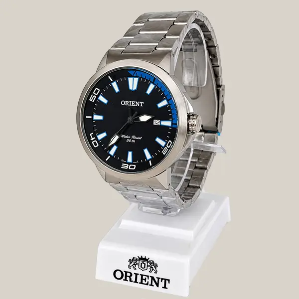 Relógio masculino Orient MBSS1196A preto e azul em vista lateral, com caixa e pulseira prateadas em aço