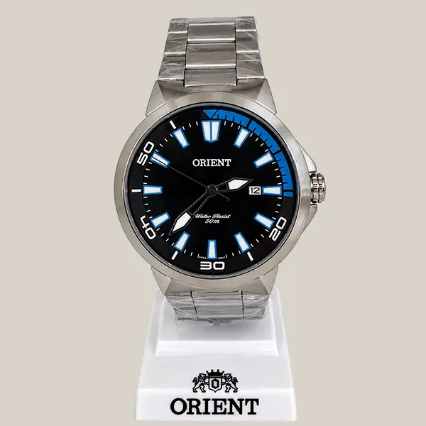 Relógio masculino Orient MBSS1196A com mostrador preto, detalhes azuis e pulseira de aço prateada, visto de frente
