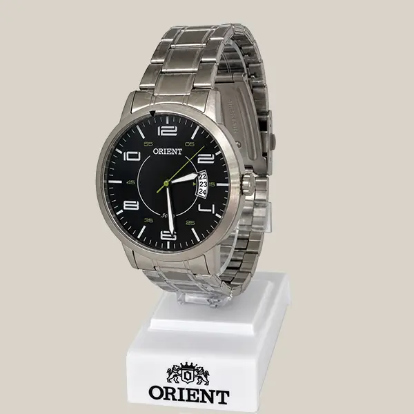 Vista lateral do relógio Orient MBSS1381 P2SX com pulseira prateada e mostrador preto