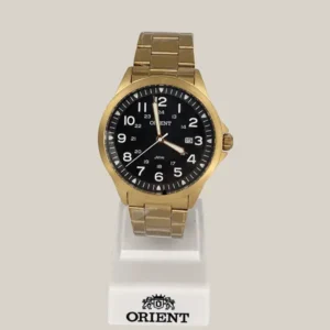 Relógio masculino Orient Eternal MGSS1199 com mostrador preto, números brancos e pulseira dourada, visto de frente
