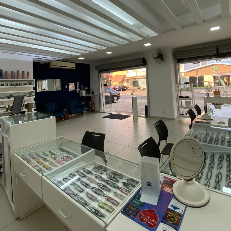 Interior da Óptica Barão com balcões de vidro e expositores de óculos